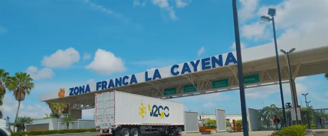 Camión de V2GO entrando a la Zona Franca La Cayena